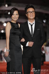 组图：《低俗喜剧》剧组亮相 郑中基余思敏晒恩爱