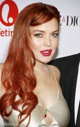 组图：林赛-罗韩出席首映金裙秀美背 红唇风骚献吻