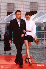 幻灯：香港金像奖颁奖红毯 黄岳泰和太太黑白配