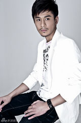 幻灯：乔振宇新年宣传照曝光 型男蓄须演绎成熟魅力