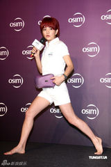 幻灯图：S.H.E齐秀美腿 化身跆拳道高手大战赘肉 