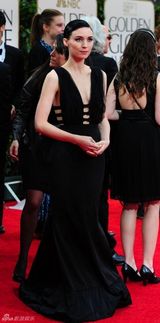 组图：《龙纹身的女孩》鲁妮-玛拉黑裙气质神秘