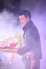 组图：佟大为拍《太平轮》空档捞金 倾情献唱