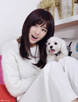 组图：韩星郑佳恩携爱犬拍写真幸福有爱