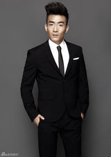 组图：魏炳桦黑西装写真曝光 大展轻熟男雅痞风