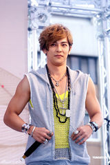 高清图：飞轮海为新专辑签唱 帅气亮相大秀肌肉