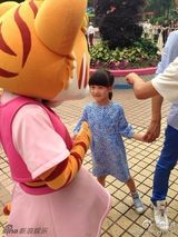 组图：田亮全家亲子游 森碟摸蟒蛇显女汉子本色