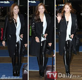 组图：韩星韩彩英为参加2012MAMA颁奖礼赴香港