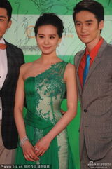 组图：刘诗诗裸肩绿裙亮相白玉兰红毯 青春活泼