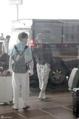 组图：秦岚棋盘裤现身机场 出国工作心情大靓