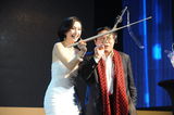 高清组图：2011微博之夜 张俪郑渊洁等嘉宾玩夹粉丝
