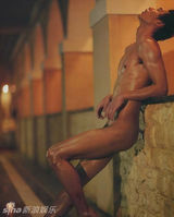 组图：模特张亮全裸旧照被揭 好爸爸大秀人鱼线