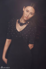 组图：杜十五新曝个性写真 深V露背冷艳张扬