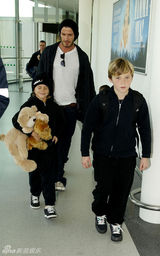 幻灯图集：小贝携三子回伦敦过圣诞 大儿子初显帅气