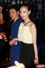 组图：冯绍峰倪妮携手亮相 台下谈笑秀恩爱