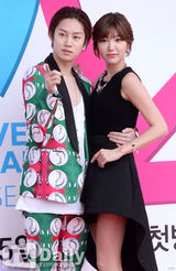 组图：SJ希澈与SHINeeKey携妻亮相发布会