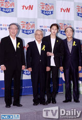 组图：SJ希澈扶仨爷爷宣传新剧 梳油头演帅警察