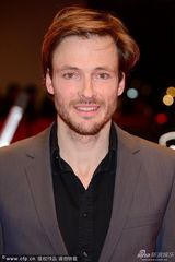 组图：《敬爱的姐妹》首映 赫斯普朗印花裙美艳