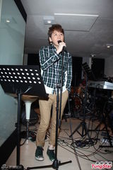 组图：洪敬尧演唱会彩排 卢广仲送木耳汁力挺