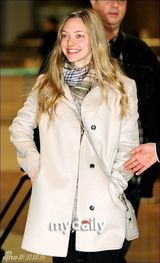 组图：好莱坞影星阿曼达-塞弗里德赴韩参加活动