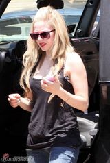 高清组图：艾薇儿休闲装外出购物 肌肤白嫩