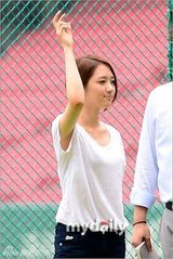 组图：韩星赵柔英担任棒球比赛开球嘉宾