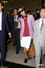 组图：张根硕红衣抵台大送飞吻 粉丝疯狂