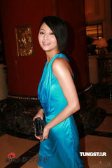 幻灯图集：爱戴酥胸半露火辣出场 蔡康永侯佩岑联袂主持