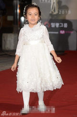 组图：童星葛素媛亮相大钟红毯 豁牙开心笑