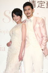 组图：戴君竹获量身订制婚纱与准新郎分享心情