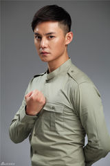 组图：尹正硬朗写真 深邃目光展冷峻气质