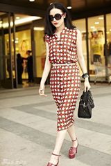 组图：小宋佳逛商场打扮浪漫 黑超遮面包不离手