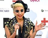 组图：Lady Gaga画雷人眼妆 踩超高铆钉鞋亮相