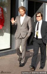 组图：杰拉德-巴特勒曝街头照 西装革履一脸严肃