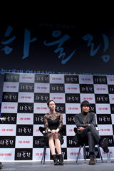 高清图：韩星宋康昊李娜英新片《howling》宣传