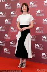 组图：《沙漠驼影》发布 女主角裙装显优雅大方