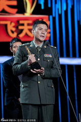 组图：华表奖冯小刚得奖 黄晓明章子怡再封帝后