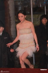 高清图：周迅超短低胸裙装现身 秀美腿夺人眼球