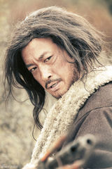 高清图：何润东扮农奴显苍老 衣衫褴褛似犀利哥