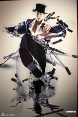 组图：群星赤裸上阵拍慈善写真 Selina伤前作品曝光