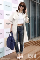 组图：金莎朗秀智等戴墨镜出席活动 秀性感美腿