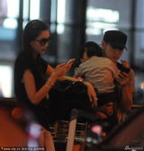 组图：林志颖一家现身 小小志趴爸爸肩头酣睡