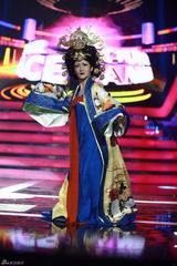 组图：百变五侠模仿五娃 仿真峰章恋舞台牵手