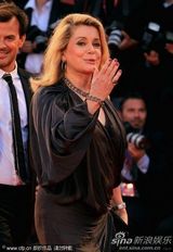 高清图：《傀儡》首映 凯瑟琳-德纳芙大派香吻