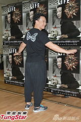 组图：陈奕迅开唱造型似黑山老妖 少说话多唱歌