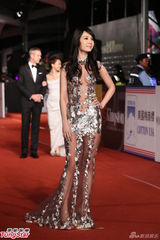 组图：海伦清桃红毯抢镜 镂空装大胆露酥胸