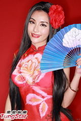 组图：许颖半裸画人体彩绘宣传动画电影