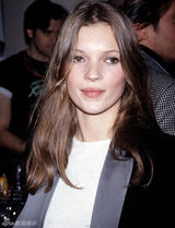 组图：“病态美”凯特-莫斯出道25年经典造型