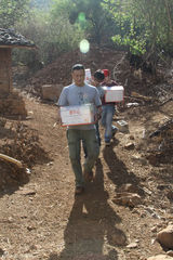 高清图：胡军携手《娱乐现场》 为孩子送水演绎父爱