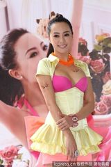 组图：关颖低胸爆乳装为代言内衣走秀